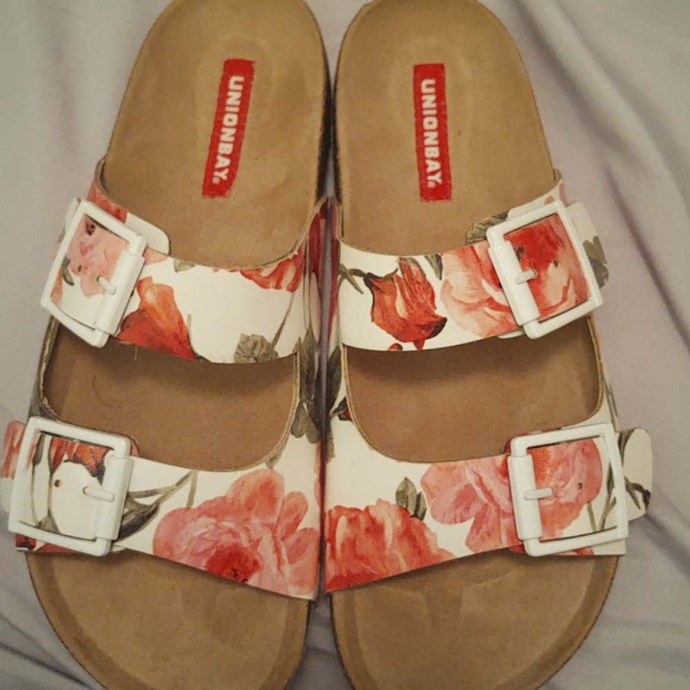 Unionbay sandals with flower pattern